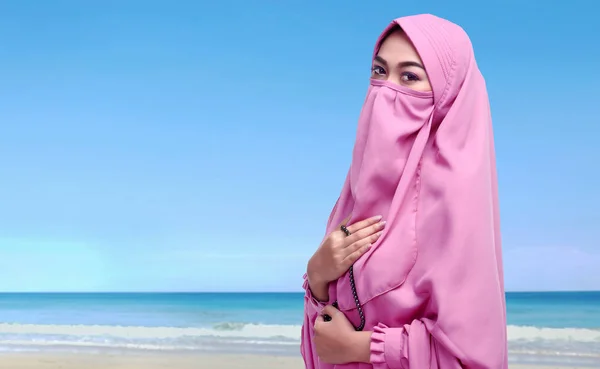 Aziatische Moslimvrouw met niqab — Stockfoto