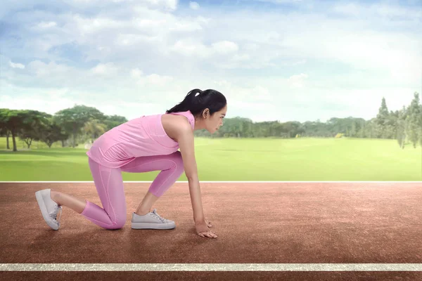 Спортсменка азіатська жінка біжить — стокове фото