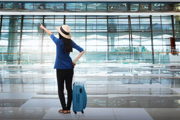 Mulher asiática viajando com mala — Fotografia de Stock