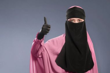 iyi işaret gösteren hijab kadında