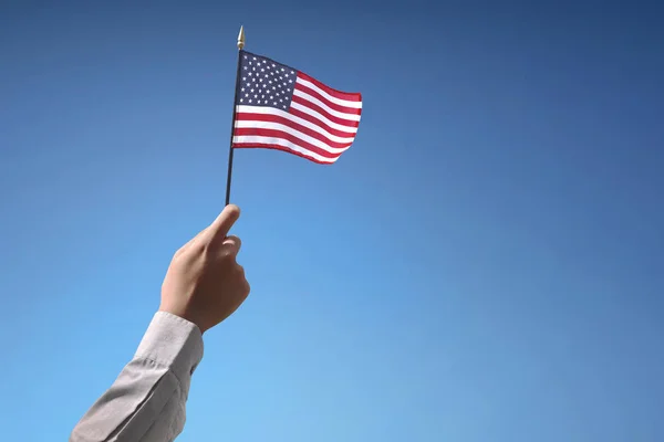 La gente sostiene la bandera — Foto de Stock