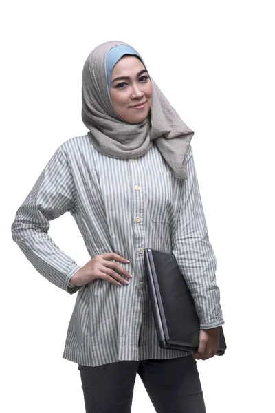 Mujer musulmana sosteniendo portátil — Foto de Stock