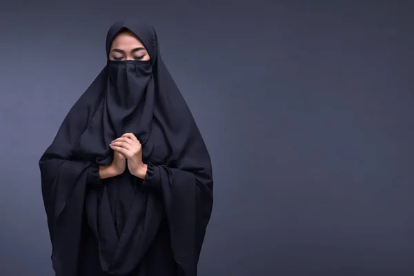 Mujer vistiendo niqab rezando — Foto de Stock