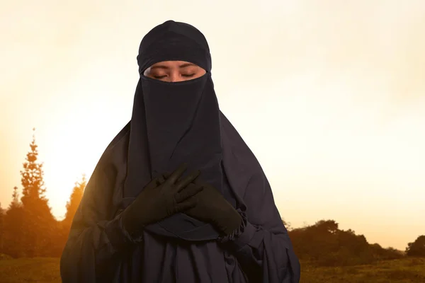 Femelle en voile avec niqab debout — Photo