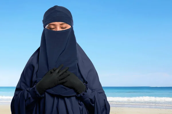 Мусульманська жінка в хіджабі — стокове фото