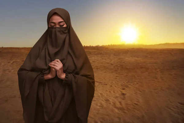 Frau in Niqab-Kleidung betet — Stockfoto