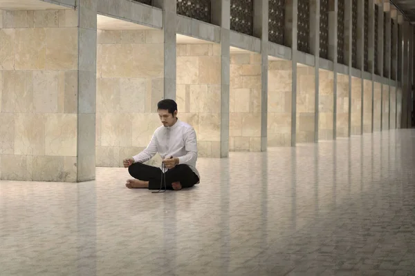 Vallási ázsiai muszlim férfi — Stock Fotó