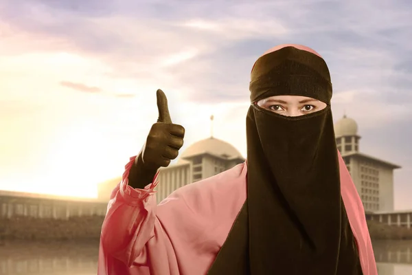 Mujer con niqab mostrando los pulgares hacia arriba — Foto de Stock