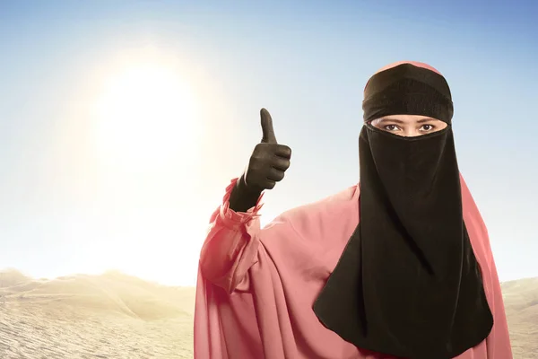 Kobieta nosi hidżabu z dobry znak — Zdjęcie stockowe