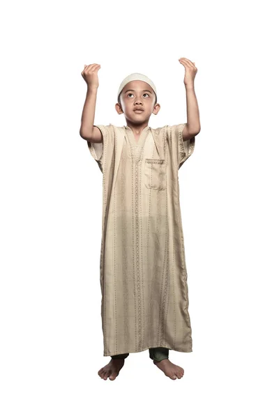 Ritratto di bambino musulmano asiatico con cappuccio che prega — Foto Stock