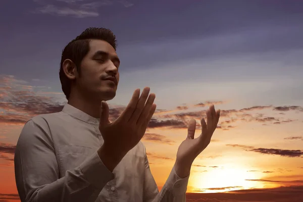 Religioso asiático musulmán hombre orando a dios — Foto de Stock