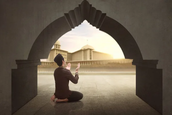 Rückansicht eines asiatischen muslimischen Mannes, der zu Gott betet — Stockfoto