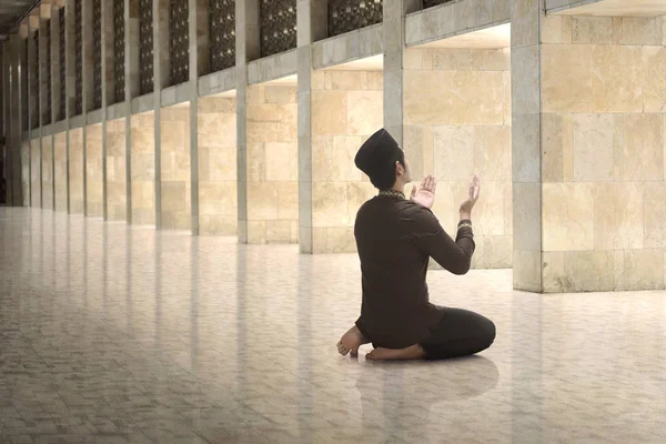 Religiöse asiatische muslimische Mann hebt die Hand und betet — Stockfoto