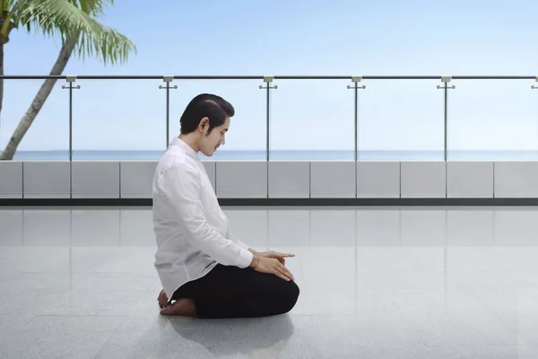 Young asian muslim man kneeling and praying — Stock Photo, Image