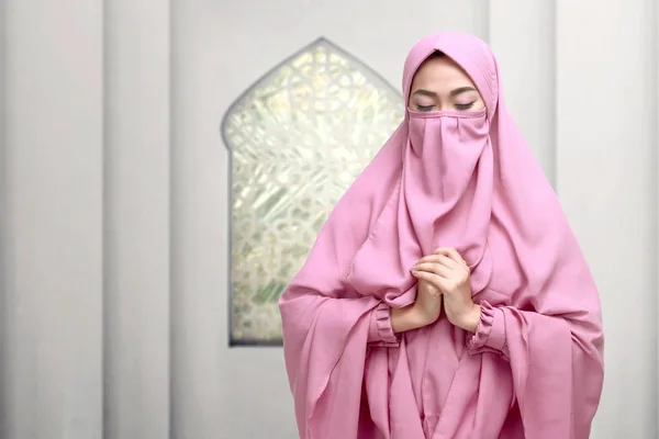 Portrait of asian muslim woman wearing niqab praying — Stock Photo, Image