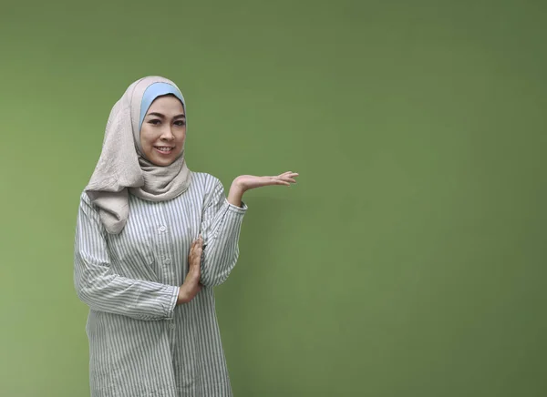 Feliz asiático muçulmano mulher no véu mostrando área em branco — Fotografia de Stock