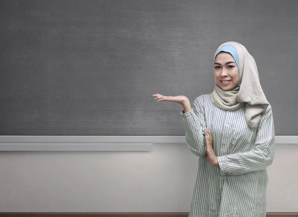 Vackra asiatiska muslimsk kvinna som bär hijab visar copyspace — Stockfoto