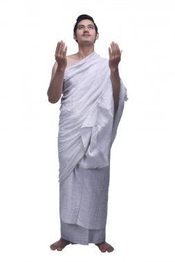 Genç Asyalı Müslüman adam ihram dua ile