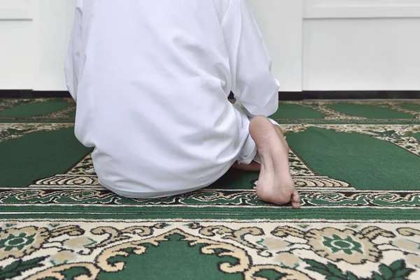 Voltar visão de asiático muçulmano homem orando — Fotografia de Stock