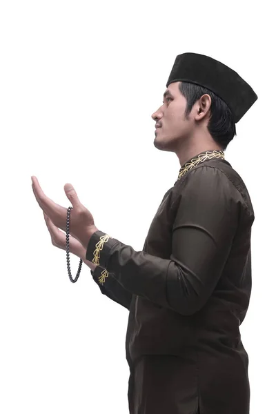 Fiatal ázsiai muszlim ember imádkozott az imádság gyöngyök — Stock Fotó