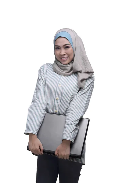 Mooie Aziatische islamitische vrouw met laptop — Stockfoto