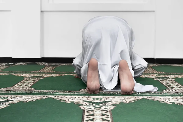 Портрет азиата мусульманина с традиционной одеждой молящегося — стоковое фото