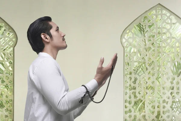 Portrait of asian muslim man praying to god — Stock Photo, Image