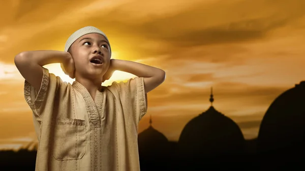 Little asian muslim boy with cap praying — Stock Photo, Image