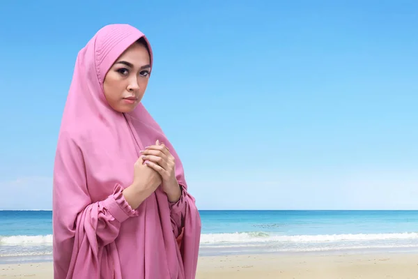 Portrait of asian muslim woman with hijab praying to god — Stock Photo, Image