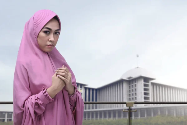 Szép ázsiai muszlim nő imádkozott, fátyol — Stock Fotó