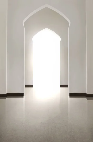 Retrato de puerta de arco con suelo de baldosas y pared blanca —  Fotos de Stock
