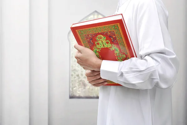 Mężczyzna z tradycyjnym stroju gospodarstwa Koranu — Zdjęcie stockowe