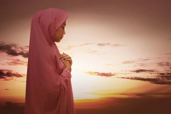 Bella asiatica donna musulmana con hijab in preghiera — Foto Stock