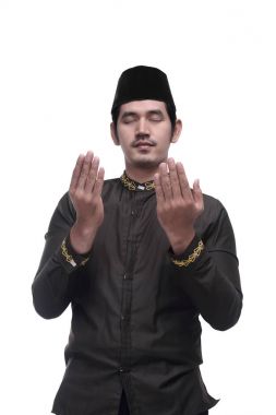 Genç Asyalı Müslüman adam kap dua ile