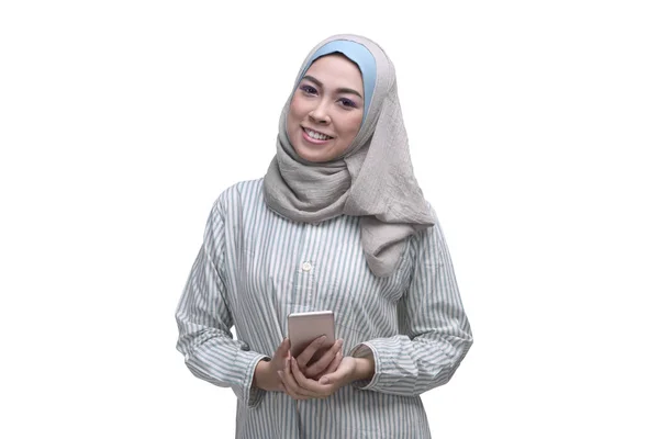 Attrayant asiatique musulman femme tenant smartphone — Photo
