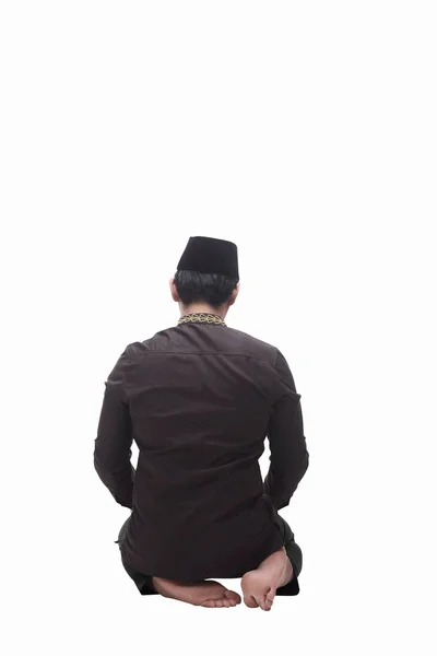 Bakifrån av muslimsk man på knä och be — Stockfoto