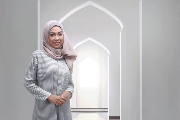 立っているベールを身に着けているかなりアジアのイスラム教徒の女性 — ストック写真