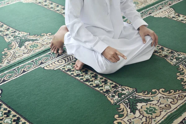 Красивый азиатский мусульманин поднимает руку и молится — стоковое фото