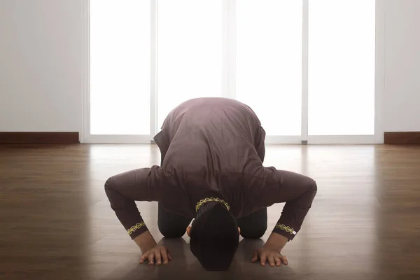Religieuze Aziatische moslim man bidden tot god — Stockfoto