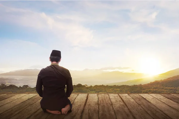 Portrait of Muslim man kneeling and prayed to god — Stok Foto