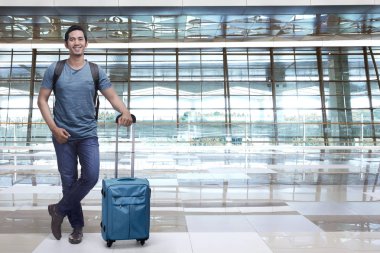  adam backpacker holding mavi çanta