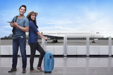 sırt çantası ve bavul ile Çift 