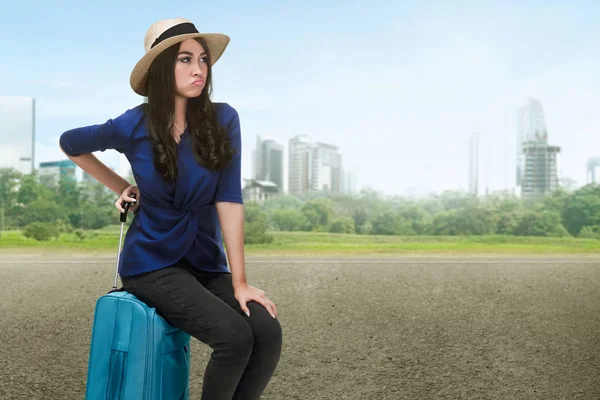 Viaggiatore donna asiatica con cappello seduta — Foto Stock