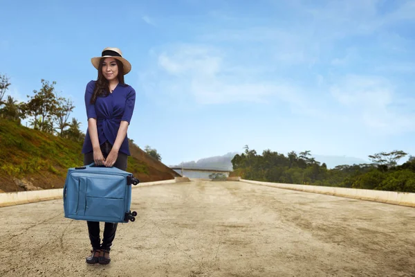 Ταξιδιώτη με καπέλο κρατάτε βαλίτσα — Φωτογραφία Αρχείου