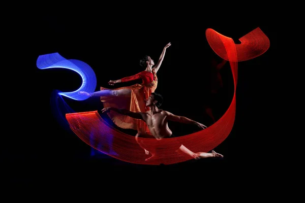 Young couple dancing ballet — Stock Photo, Image