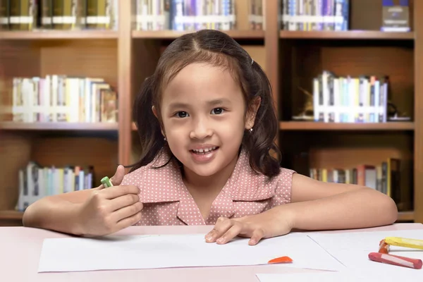 Niña dibujando con crayón — Foto de Stock