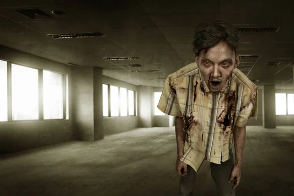 Ürpertici zombi adam — Stok fotoğraf