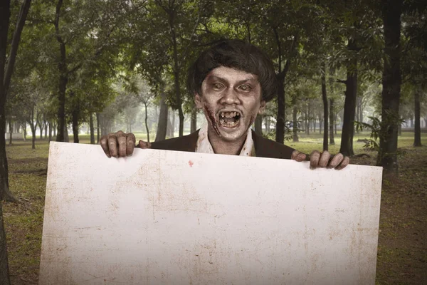 Hombre zombi sangriento —  Fotos de Stock