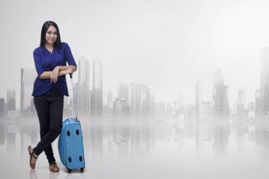 Bir bavul kolu tutan güzel Asya turizm 