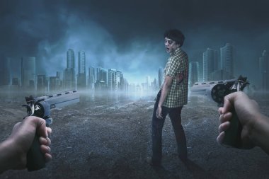 El ile iki silah kanlı Asya zombi vurmak için hazır